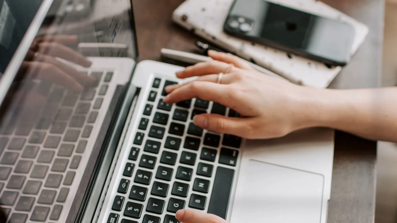 Ofiste laptop yanında çift — Liberal24